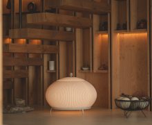 Escalera de madera natural y lámpara Vibia Knit