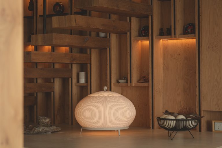 Escalera de madera natural y lámpara Vibia Knit