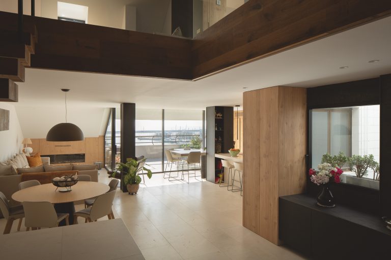 Two-story home overlooking the marina and Alicante’s Explanada