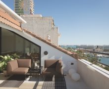 Terraza principal en vivienda de dos alturas en Explanada de Alicante con vistas al puerto deportivo