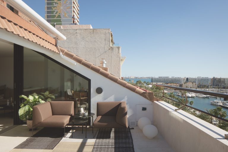 Terraza principal en vivienda de dos alturas en Explanada de Alicante con vistas al puerto deportivo